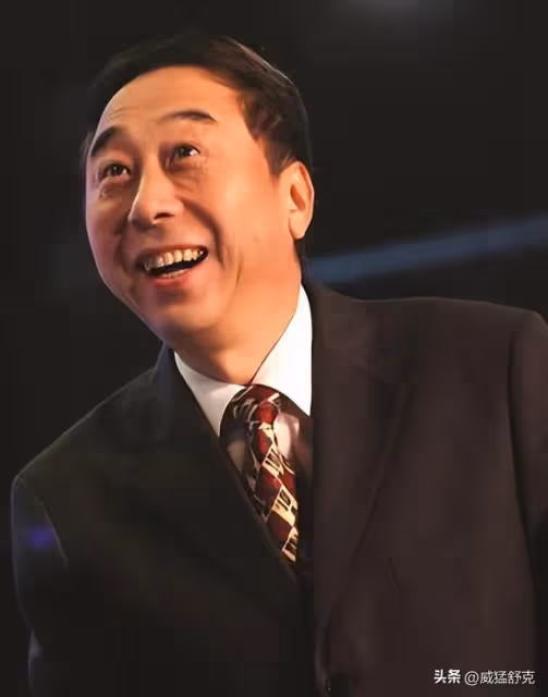 馮鞏強行玷污我,分手費也沒給我,馮鞏公司門口的陌生女子大喊道