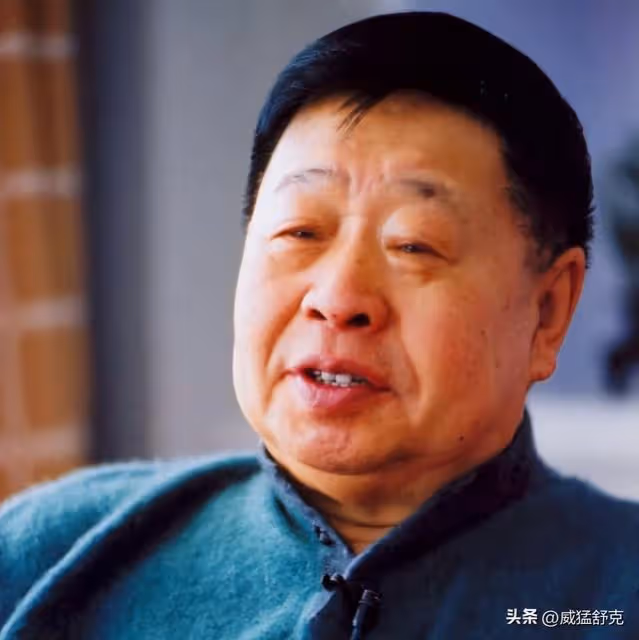 馮鞏強行玷污我,分手費也沒給我,馮鞏公司門口的陌生女子大喊道