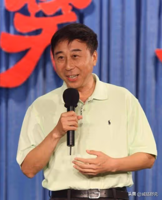 馮鞏強行玷污我,分手費也沒給我,馮鞏公司門口的陌生女子大喊道