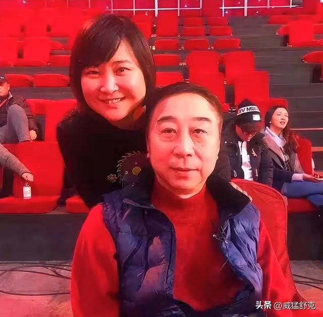 馮鞏強行玷污我,分手費也沒給我,馮鞏公司門口的陌生女子大喊道