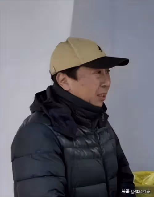 馮鞏強行玷污我,分手費也沒給我,馮鞏公司門口的陌生女子大喊道
