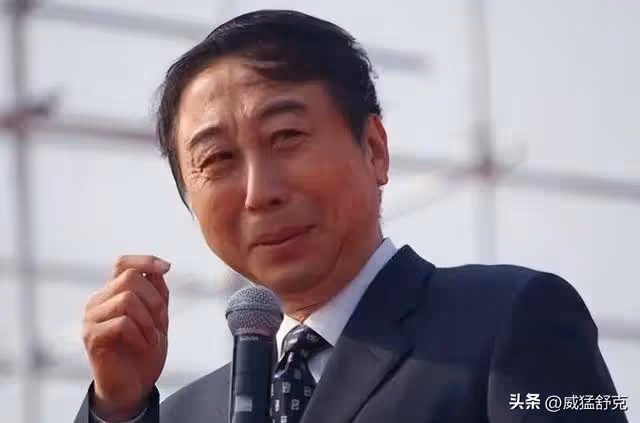 馮鞏強行玷污我,分手費也沒給我,馮鞏公司門口的陌生女子大喊道