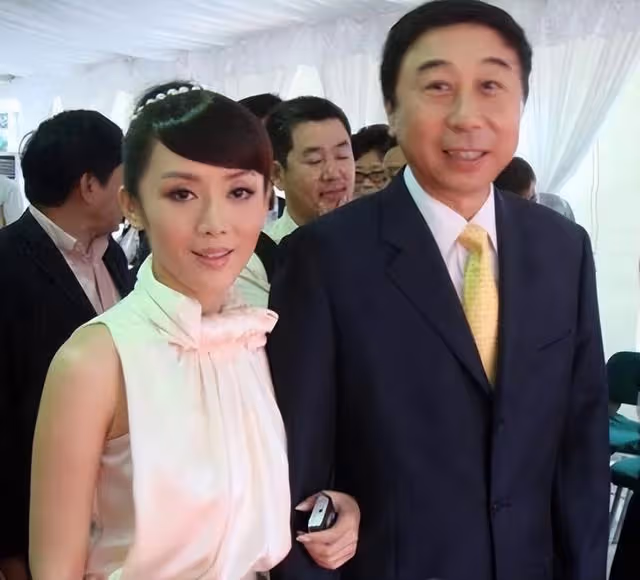 馮鞏強行玷污我,分手費也沒給我,馮鞏公司門口的陌生女子大喊道