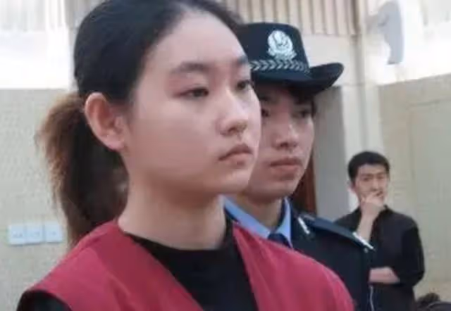 馮鞏強行玷污我,分手費也沒給我,馮鞏公司門口的陌生女子大喊道