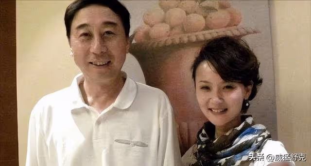 馮鞏強行玷污我,分手費也沒給我,馮鞏公司門口的陌生女子大喊道