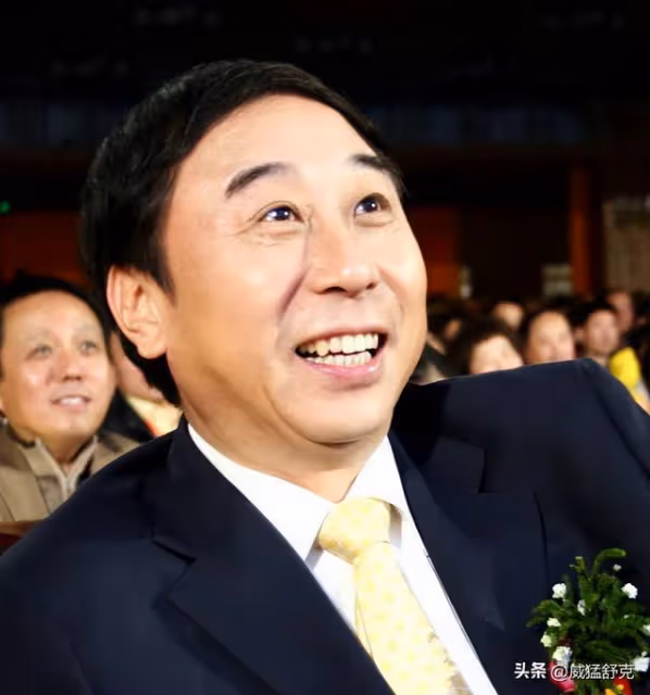 馮鞏強行玷污我,分手費也沒給我,馮鞏公司門口的陌生女子大喊道