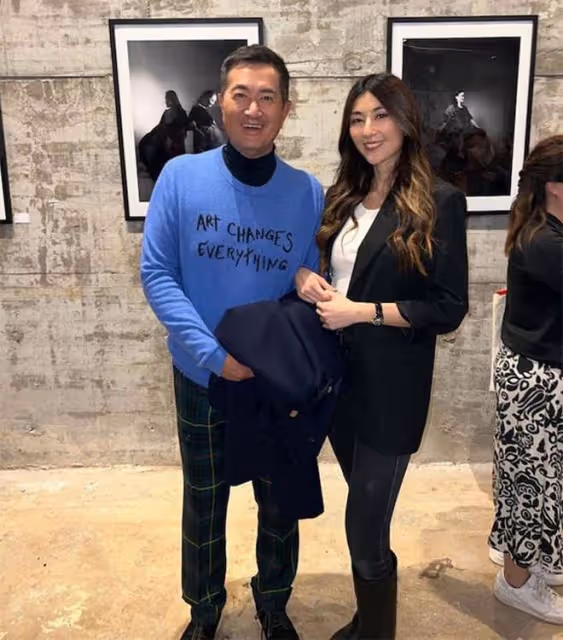TVB隱形富豪鄧梓峰現身攝影展,支持28歲長女事業,愛女美貌出眾