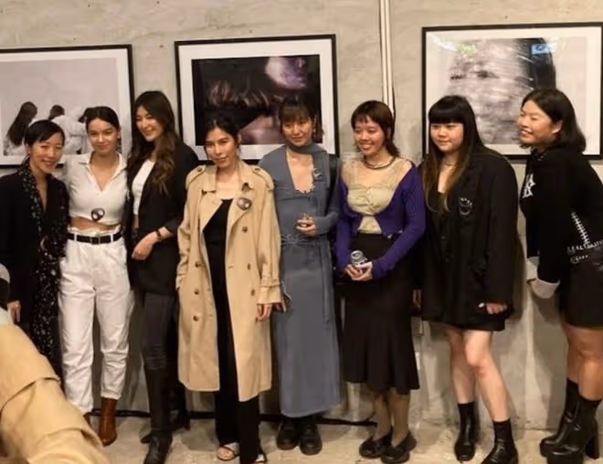 TVB隱形富豪鄧梓峰現身攝影展,支持28歲長女事業,愛女美貌出眾