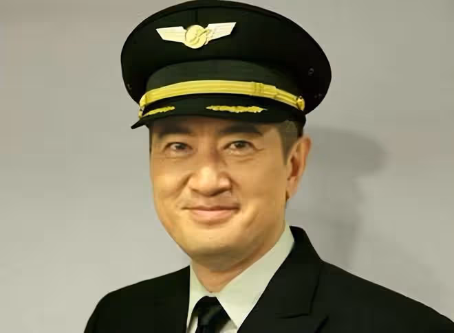 TVB隱形富豪鄧梓峰現身攝影展,支持28歲長女事業,愛女美貌出眾