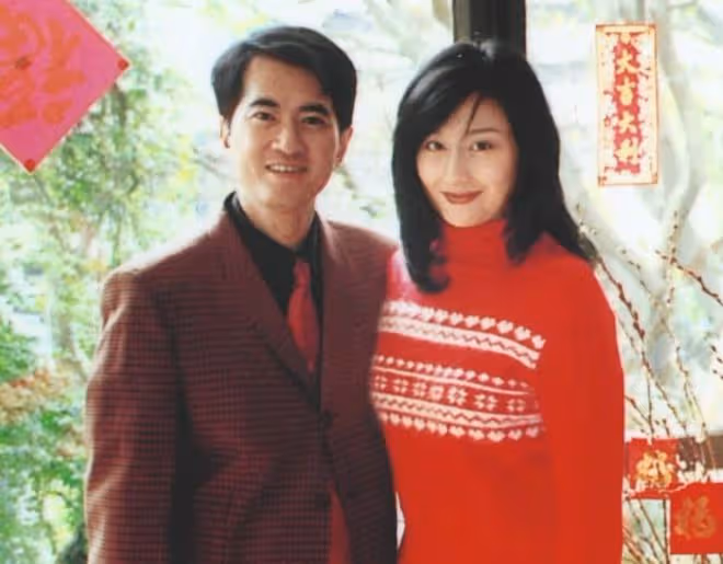 TVB隱形富豪鄧梓峰現身攝影展,支持28歲長女事業,愛女美貌出眾