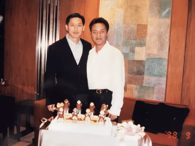 張國榮去世20周年,唐鶴德曬照悼念,系二人首次被拍牽手恍如隔世