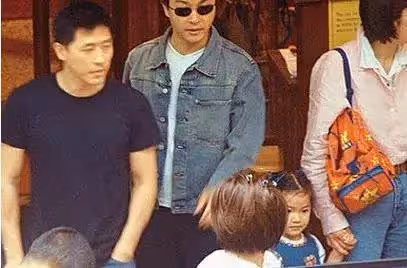 張國榮去世20周年，唐鶴德曬照悼念，系二人首次被拍牽手恍如隔世