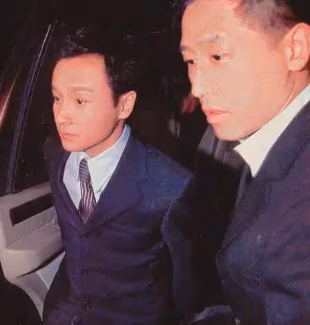 張國榮去世20周年，唐鶴德曬照悼念，系二人首次被拍牽手恍如隔世