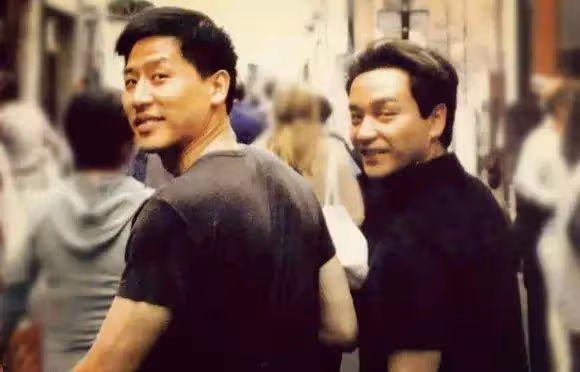 張國榮去世20周年，唐鶴德曬照悼念，系二人首次被拍牽手恍如隔世