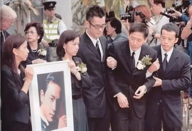 張國榮去世20周年，唐鶴德曬照悼念，系二人首次被拍牽手恍如隔世