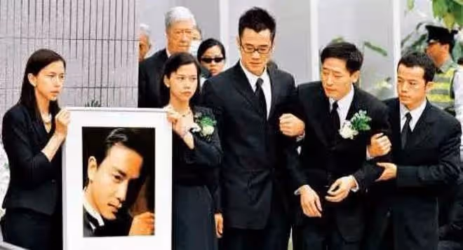張國榮去世20周年，唐鶴德曬照悼念，系二人首次被拍牽手恍如隔世