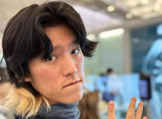 林曉峰前妻送長子出國留學,機場落淚很不舍,兒子長青春痘仍帥氣
