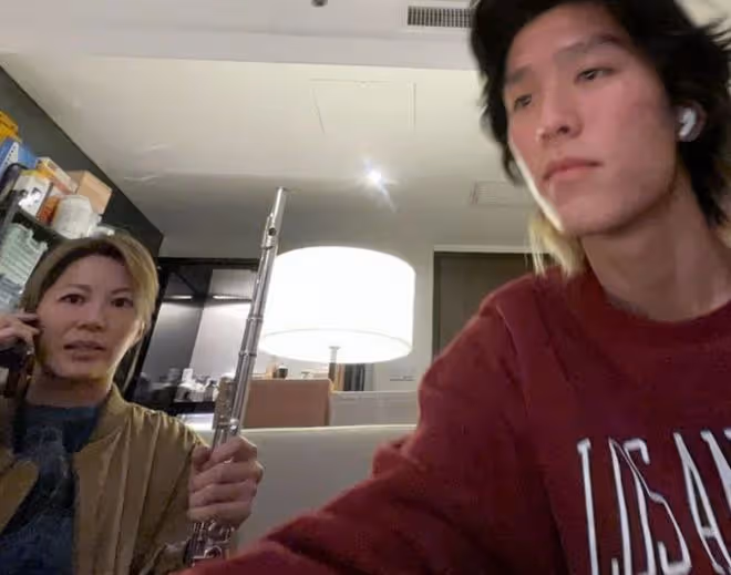 林曉峰前妻送長子出國留學,機場落淚很不舍,兒子長青春痘仍帥氣