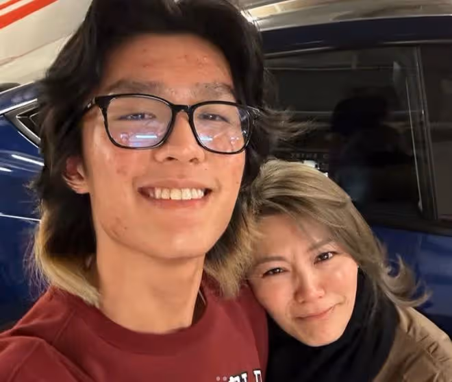 林曉峰前妻送長子出國留學,機場落淚很不舍,兒子長青春痘仍帥氣