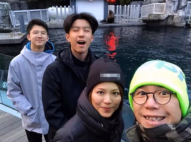 林曉峰前妻送長子出國留學,機場落淚很不舍,兒子長青春痘仍帥氣