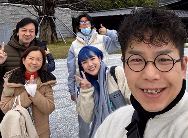 林曉峰前妻送長子出國留學,機場落淚很不舍,兒子長青春痘仍帥氣