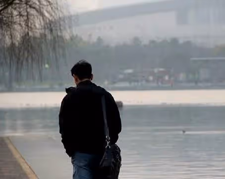 我是農民工半年沒回家,老婆和我語音時裡面傳來男人聲音,我笑了