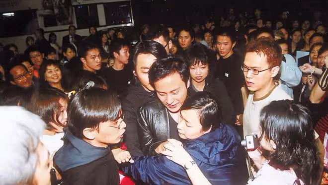 張國榮未公開生活照：34年老粉絲分享趣事，獲得合影機會