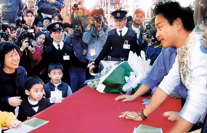 張國榮未公開生活照:34年老粉絲分享趣事,獲得合影機會