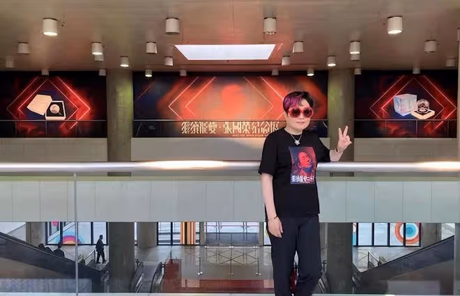 張國榮《繼續寵愛二十年音樂會》後台，陳淑芬帶白玫瑰到場祭拜