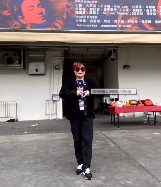 張國榮《繼續寵愛二十年音樂會》後台，陳淑芬帶白玫瑰到場祭拜