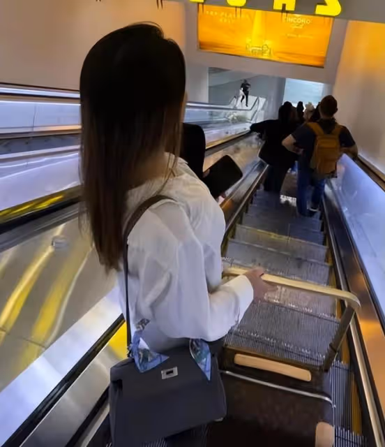 樂基兒坐私人飛機旅遊散心，近照暴瘦一圈，曬奢華美食享受獨處