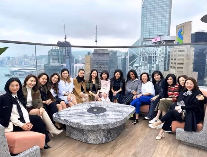 李嘉欣帶名媛姐妹樓頂聚餐，穿衣風格成為眾富豪姐妹的標杆