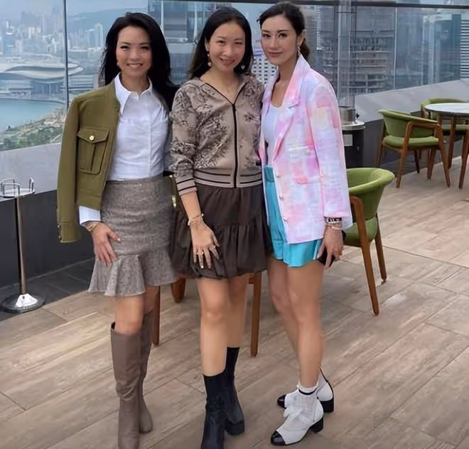 李嘉欣帶名媛姐妹樓頂聚餐，穿衣風格成為眾富豪姐妹的標杆