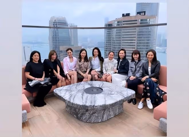 李嘉欣帶名媛姐妹樓頂聚餐，穿衣風格成為眾富豪姐妹的標杆
