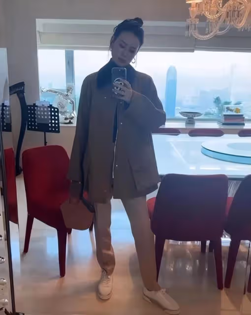 李嘉欣帶名媛姐妹樓頂聚餐，穿衣風格成為眾富豪姐妹的標杆