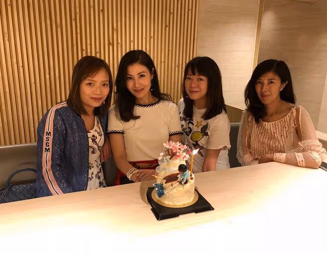 李嘉欣帶名媛姐妹樓頂聚餐，穿衣風格成為眾富豪姐妹的標杆