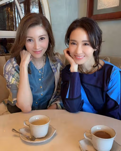 李嘉欣帶名媛姐妹樓頂聚餐，穿衣風格成為眾富豪姐妹的標杆