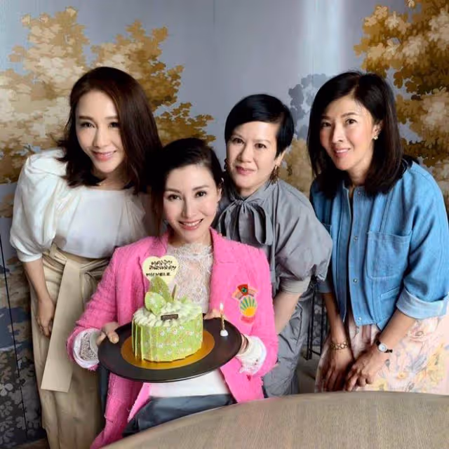 李嘉欣帶名媛姐妹樓頂聚餐，穿衣風格成為眾富豪姐妹的標杆