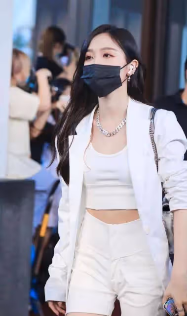 有種「坐姿」叫吳宣儀，只是交叉腿坐就已絕美，你有何看法呢？