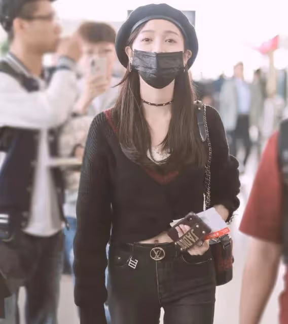 有種「坐姿」叫吳宣儀，只是交叉腿坐就已絕美，你有何看法呢？