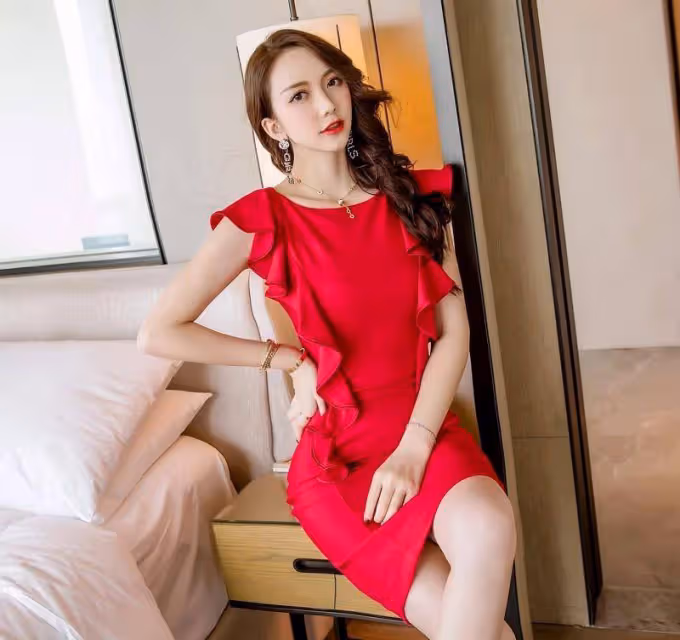 成熟氣質女人都穿包臀連衣裙， 才有性感撩人好身材， 凸顯婀娜身材