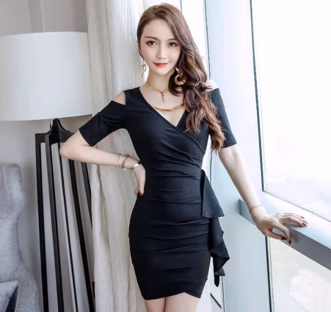 成熟氣質女人都穿包臀連衣裙， 才有性感撩人好身材， 凸顯婀娜身材