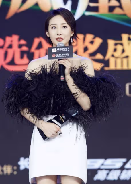 李純性感再升級，用羽毛做遮擋，包臀裙大秀身材，網友：「妖精」