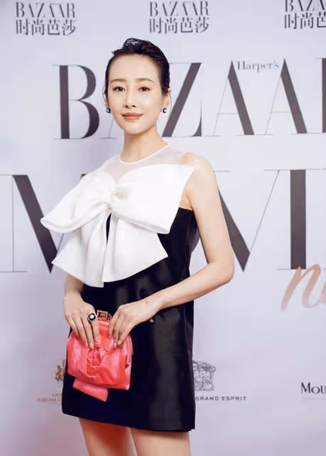 李純性感再升級，用羽毛做遮擋，包臀裙大秀身材，網友：「妖精」