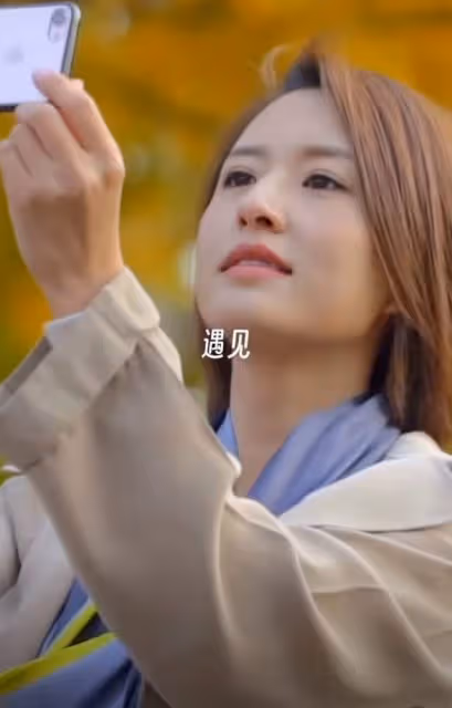 央視主持人張蕾迎44歲生日，悠閒騎單車，嫁大20歲鐵礦大亨育一子