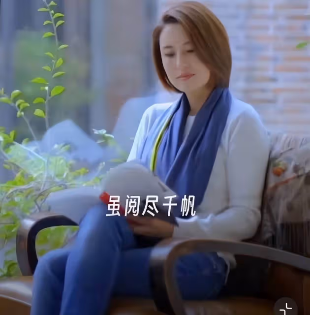央視主持人張蕾迎44歲生日，悠閒騎單車，嫁大20歲鐵礦大亨育一子