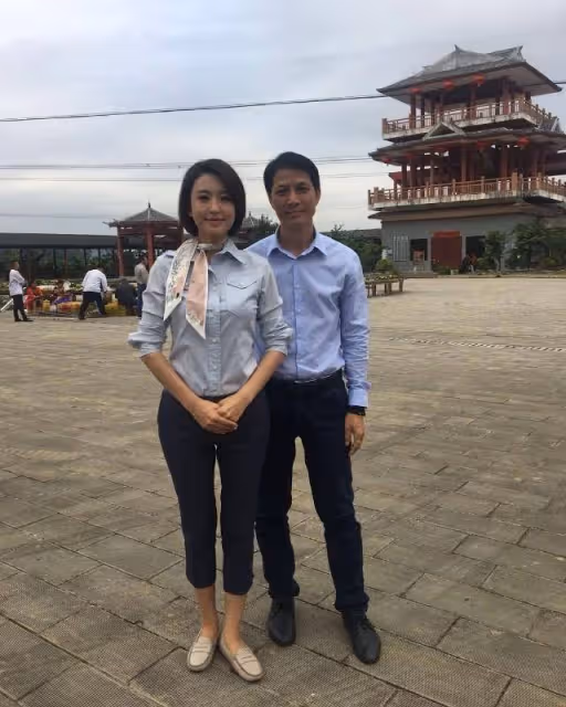 央視主持人張蕾迎44歲生日，悠閒騎單車，嫁大20歲鐵礦大亨育一子