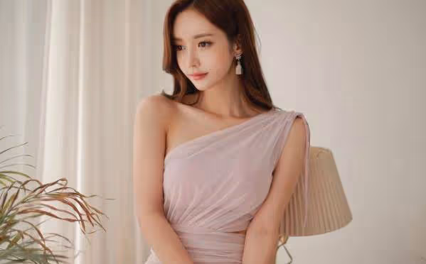 緊身裙包臀美女，靚麗有氣質，展現靈動簡潔的姿態！