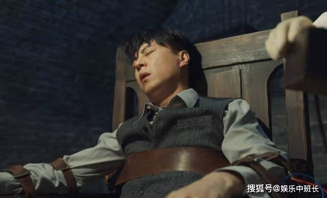 嚴刑拷打，槍林彈雨，靳東在《無間》中的爆發力，被震撼到了