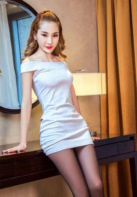 身穿白色包臀裙， 秒變白色妖姬性感狐媚